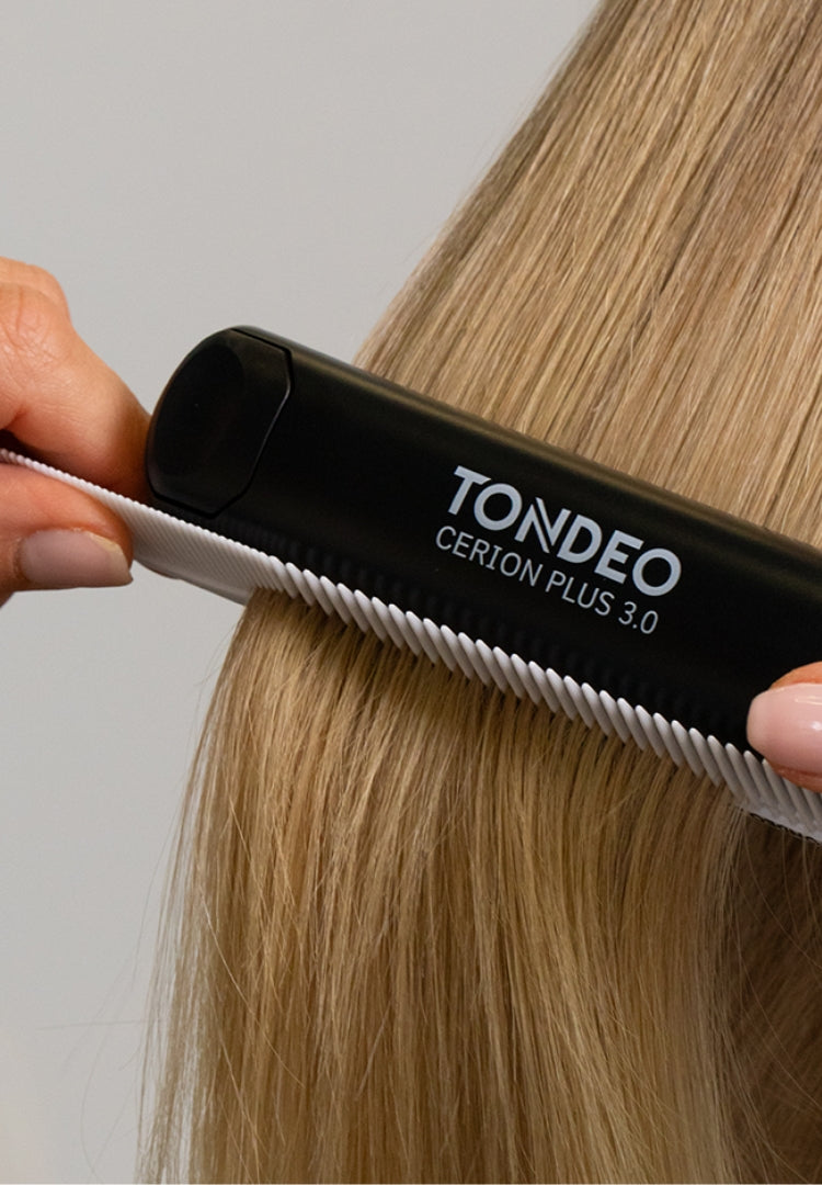 El peine se desliza por el cabello rubio.