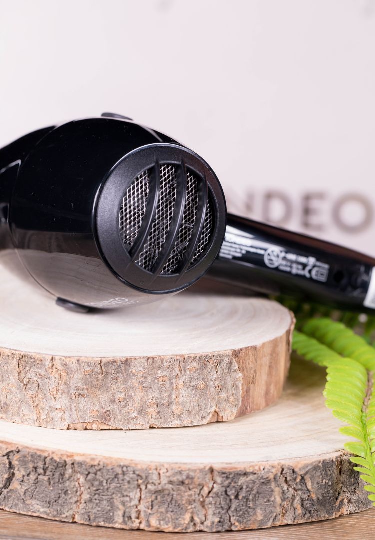 Schwarfer Föhn auf Holzscheiben