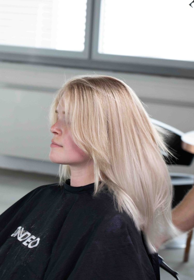 Frau mit frisch geschnittenen Haaren