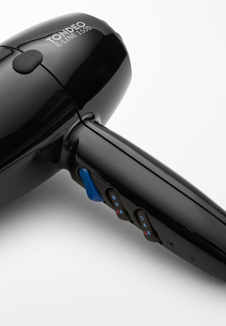 Schwarfer Föhn neben Friseurschere