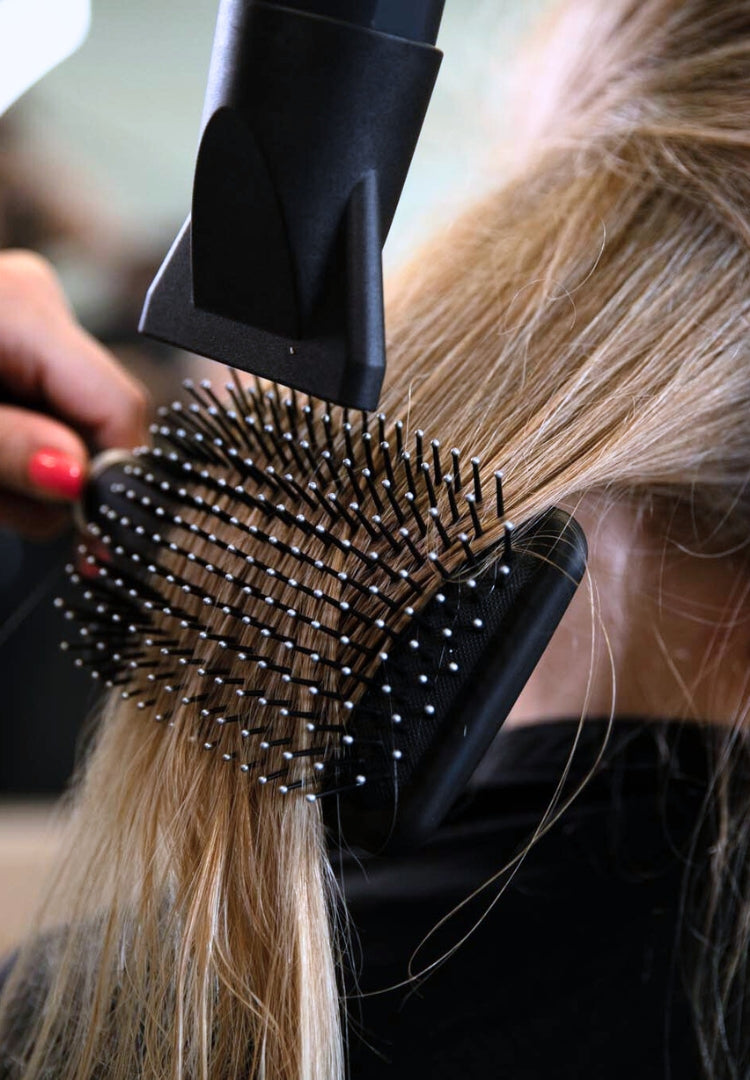 Föhnen und Bürsten von Haaren