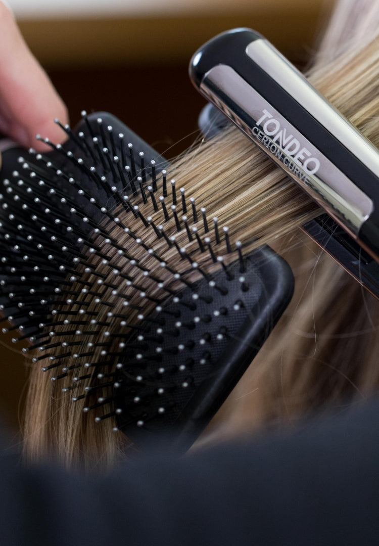 Haare glätten mit Bürste, Glätteisen