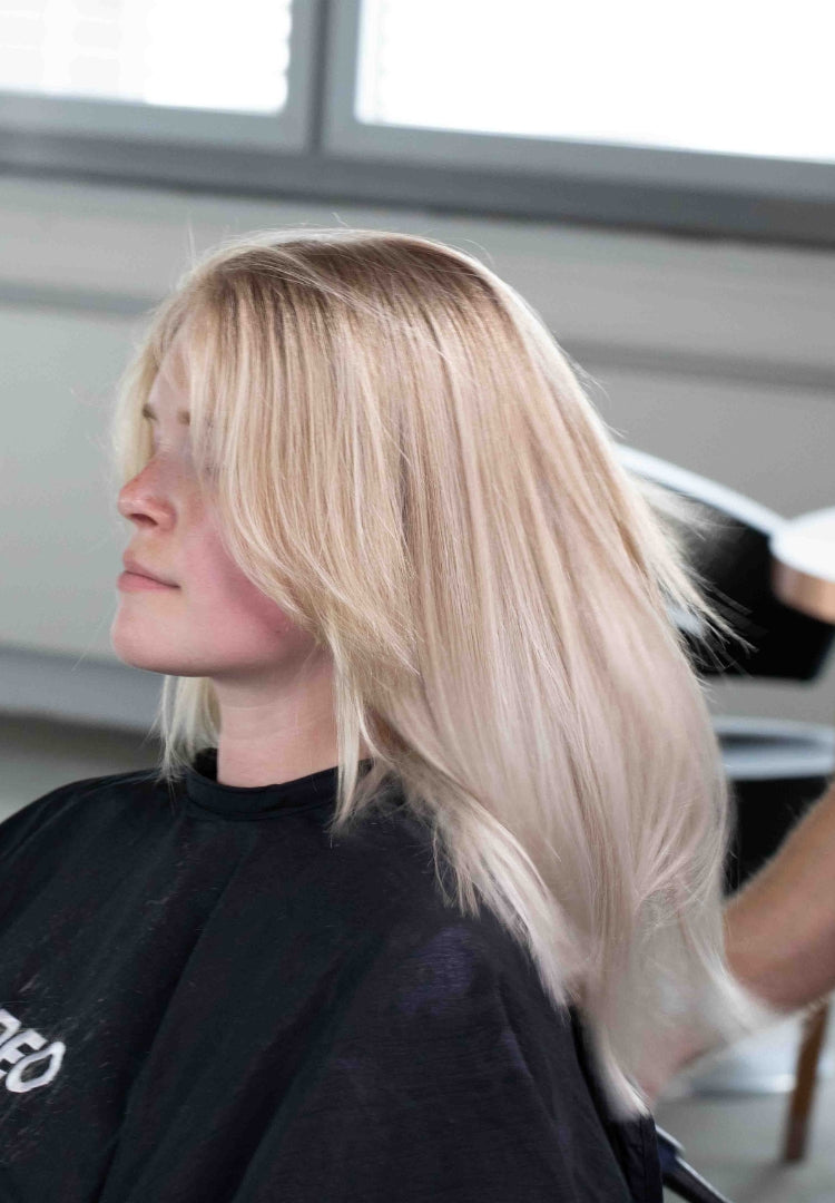 Frau mit frisch geschnittenen Haaren