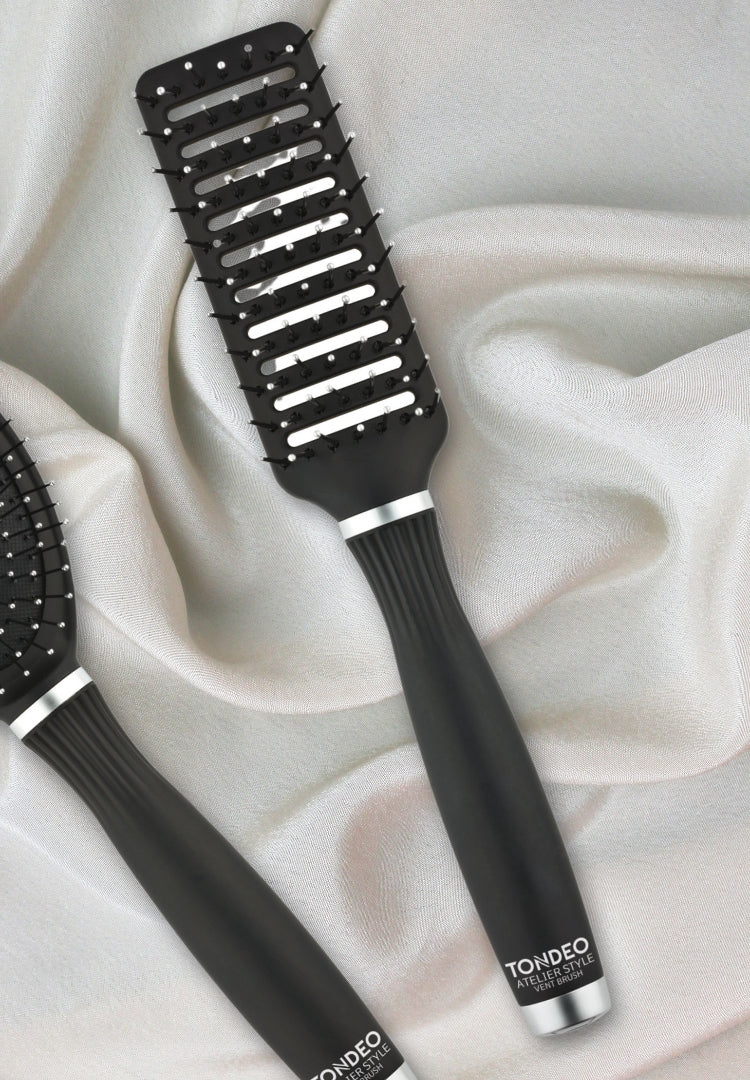 Schwarze Friseurbürste auf Stoff