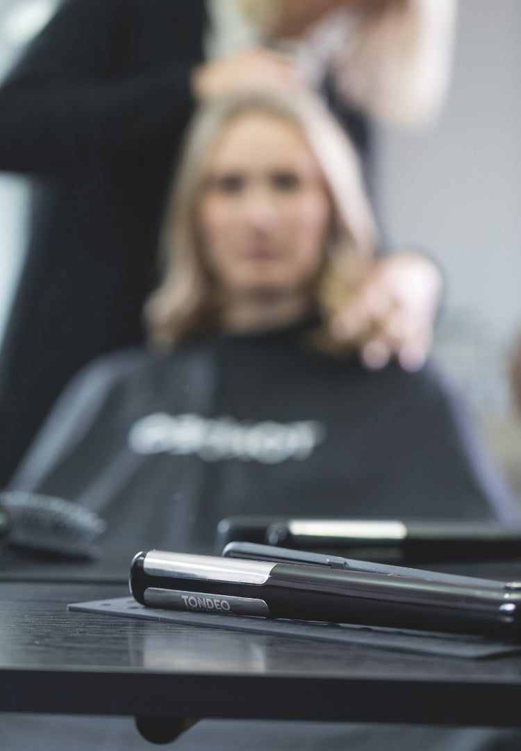 Forbici da parrucchiere su tavolo da parrucchiere, sfondo sfocato