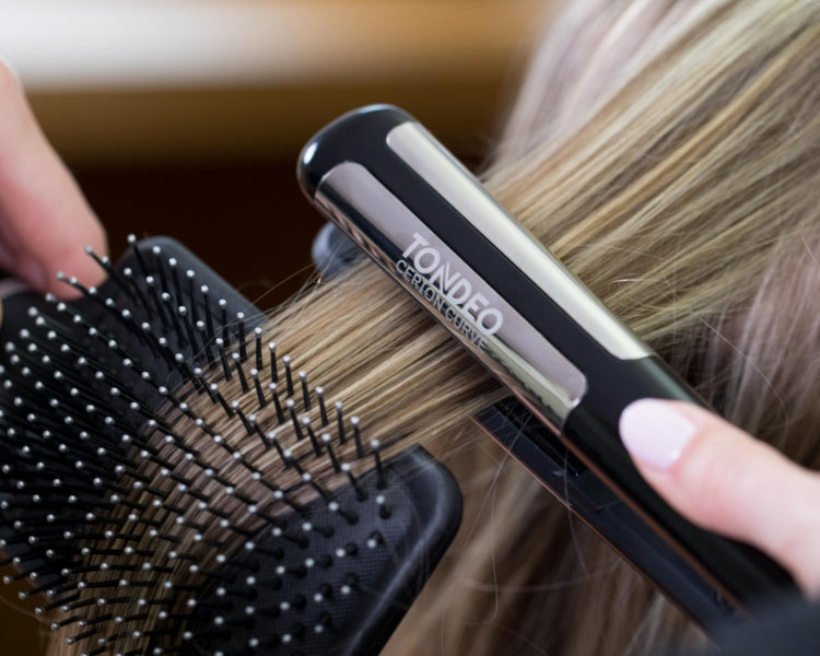 Haare werden mit Schere geschnitten