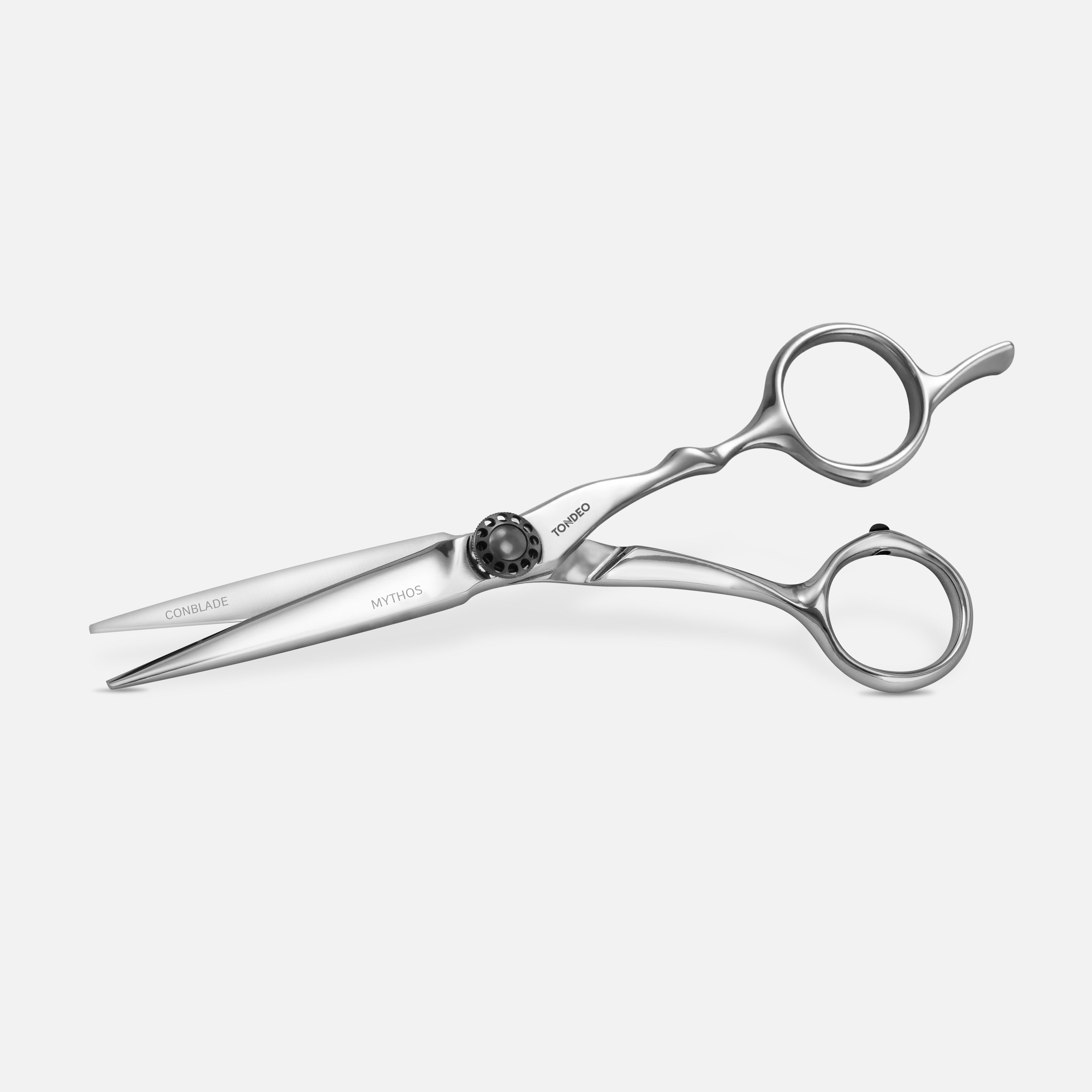 TONDEO MYTHOS Offset 5.5 Friseurschere mit CONBLADE-Schneide in geöffneter Seitenansicht auf hellem Hintergrund.