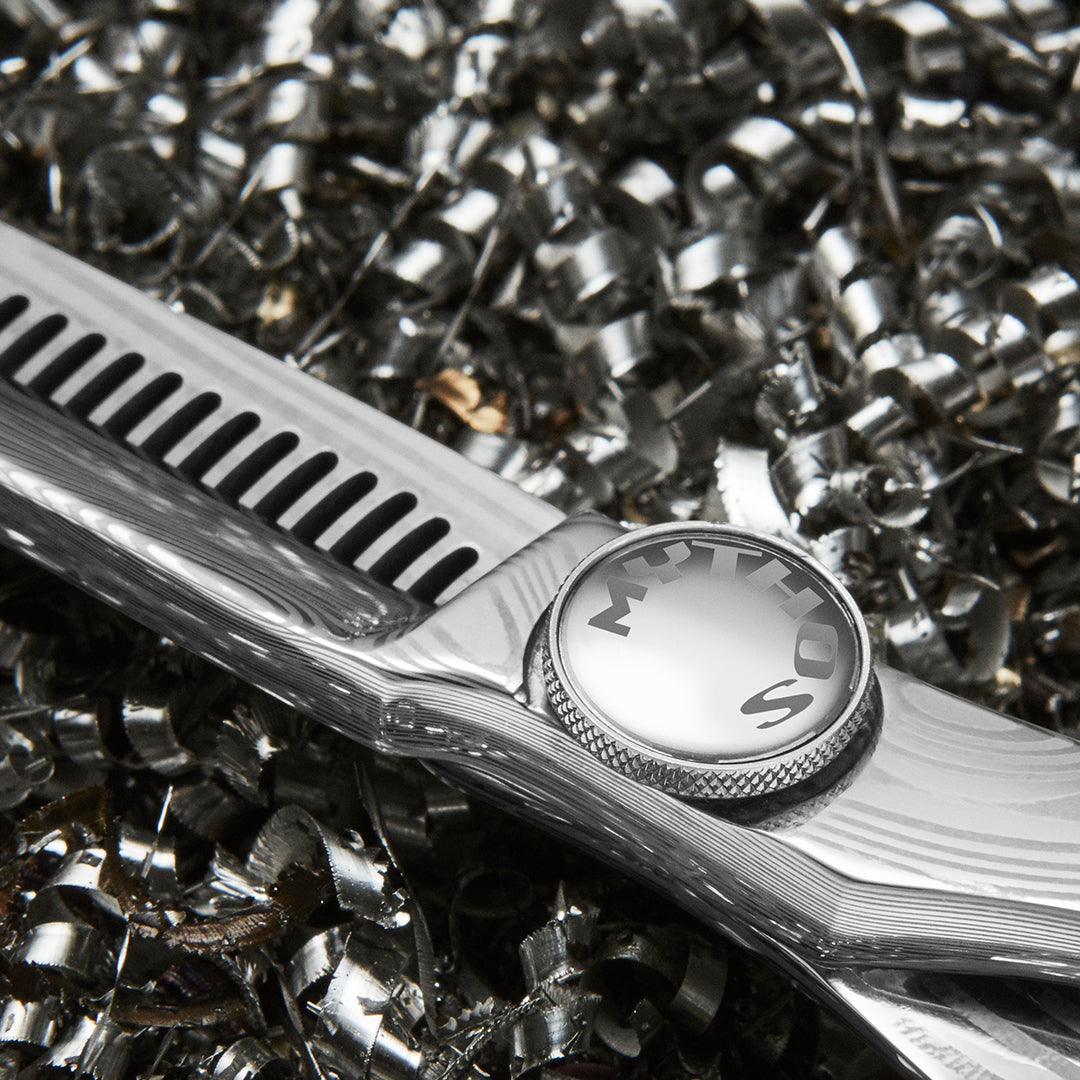 Friseurschere mit Damastmuster.