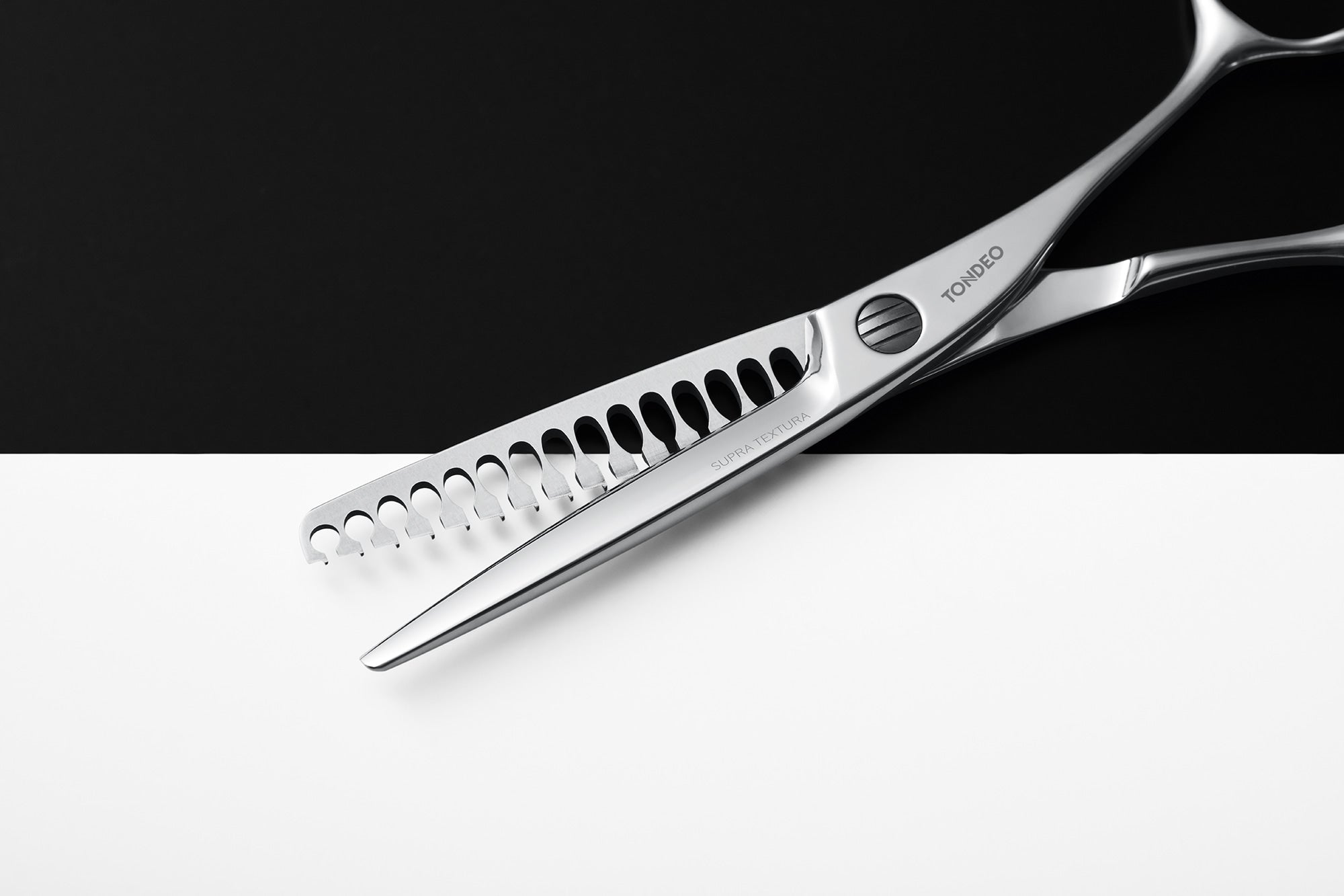Forbici da parrucchiere su sfondo bianco e nero.