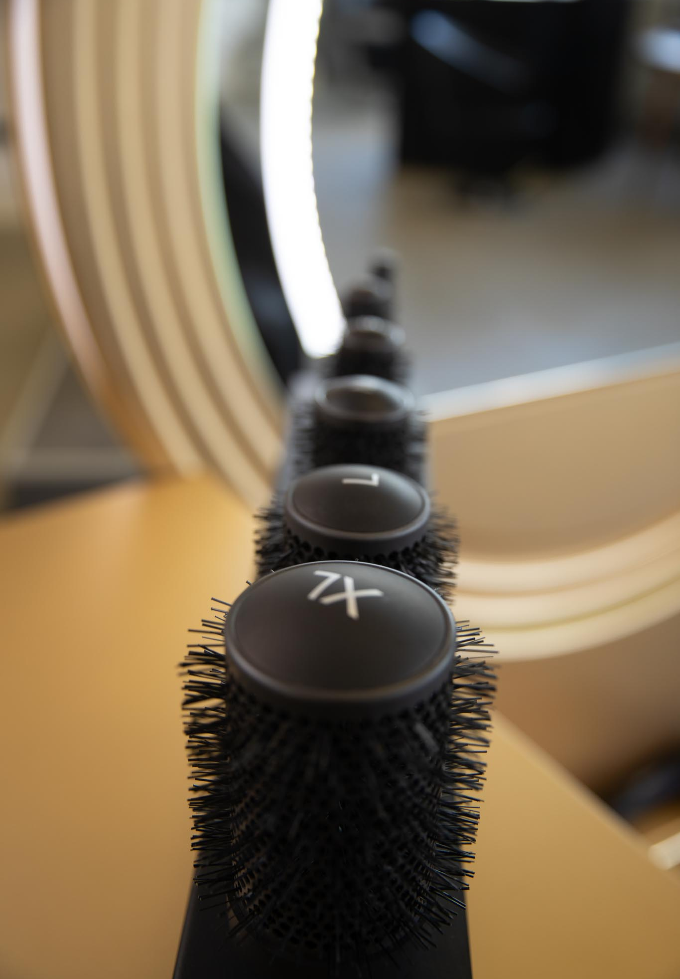 Rundbürsten vor Friseurbedarf-Spiegel