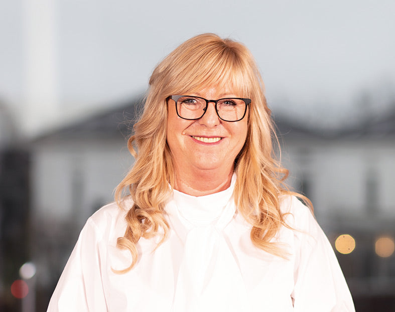 Frau mit blondem, gestyltem Haar