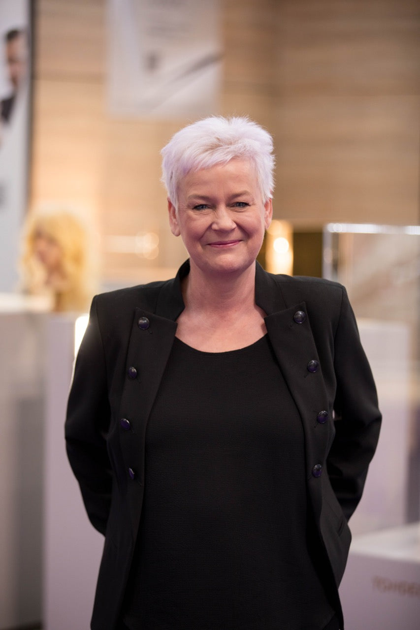 Person in Friseursalon, hochwertig gekleidet