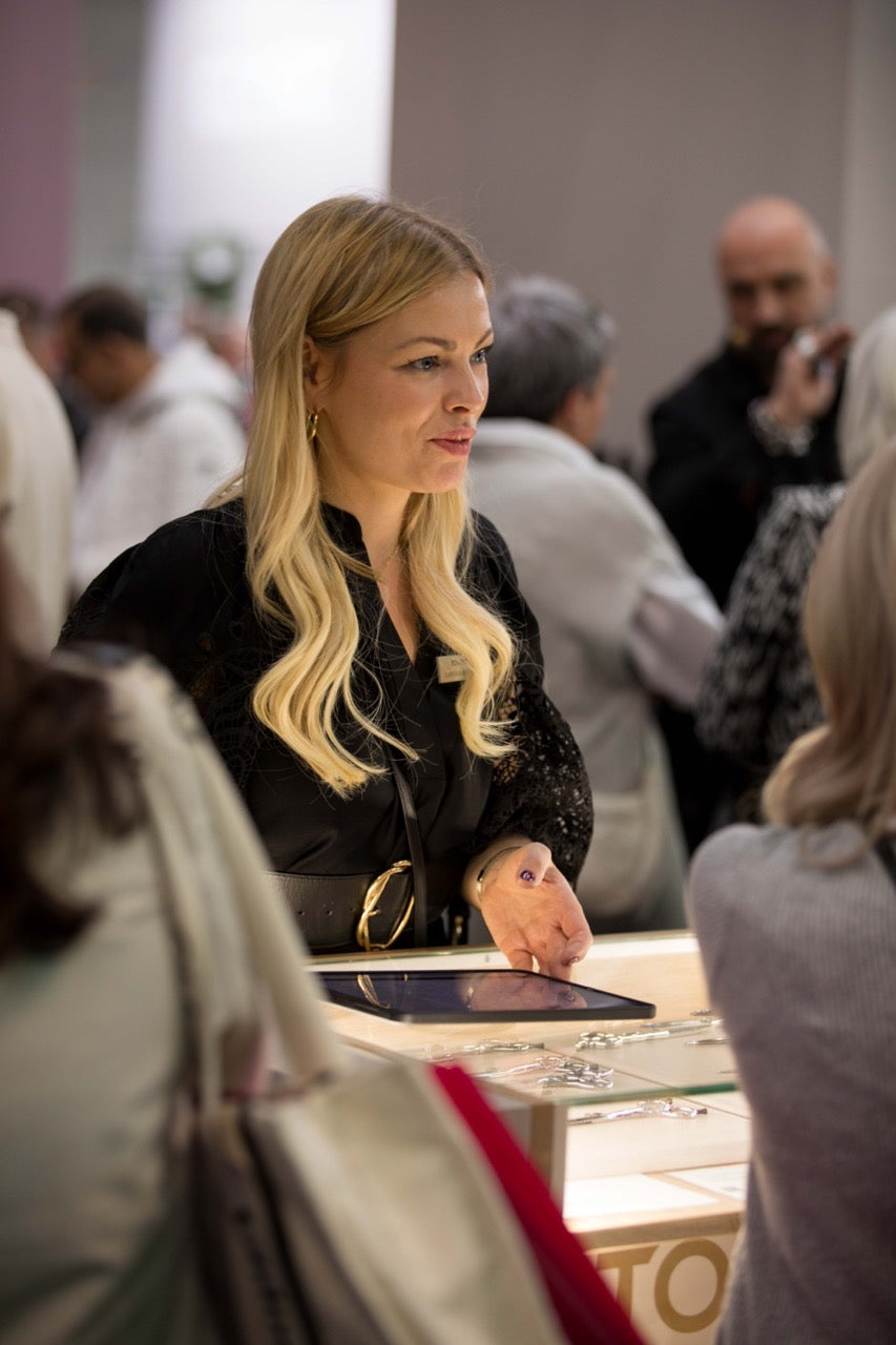 Frau präsentiert hochwertige Friseurscheren