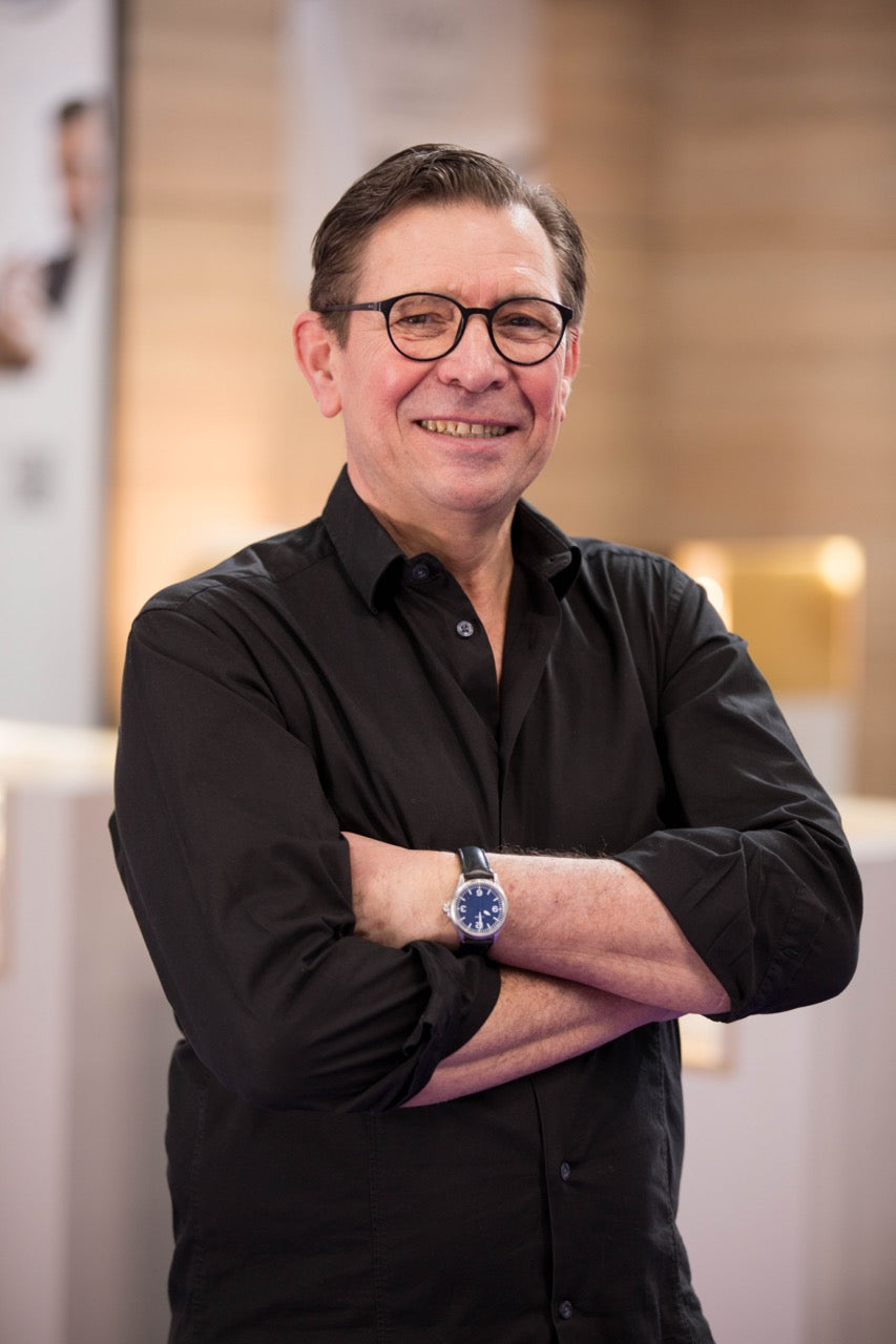 Mann mit Brille im Friseursalon