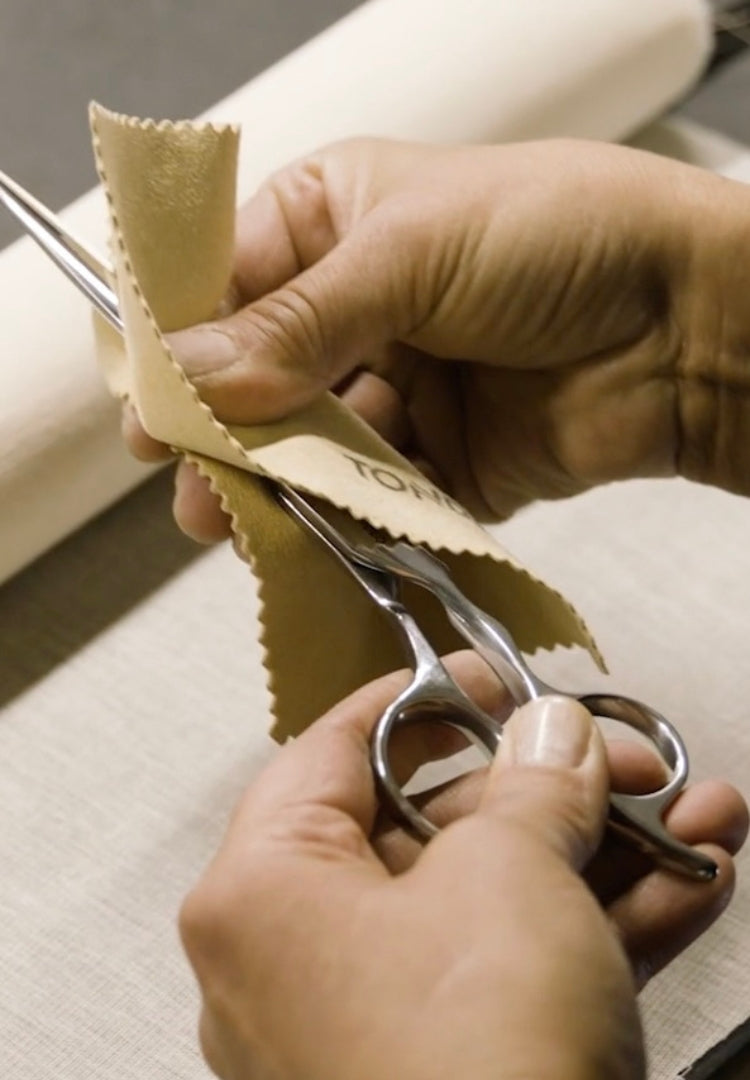 Hand reinigt hochwertige Friseurschere