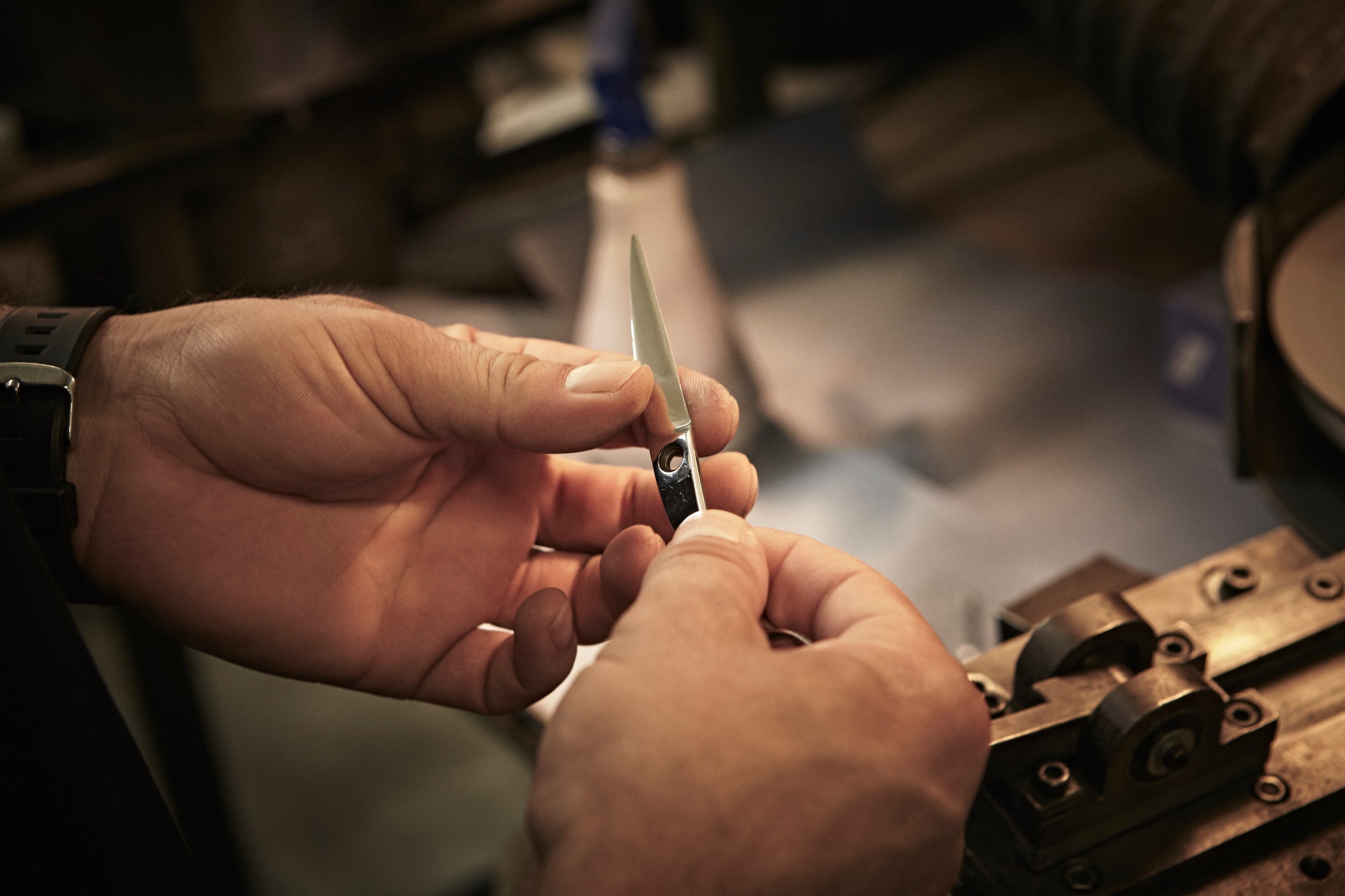 Hand hält hochwertige Friseurschere