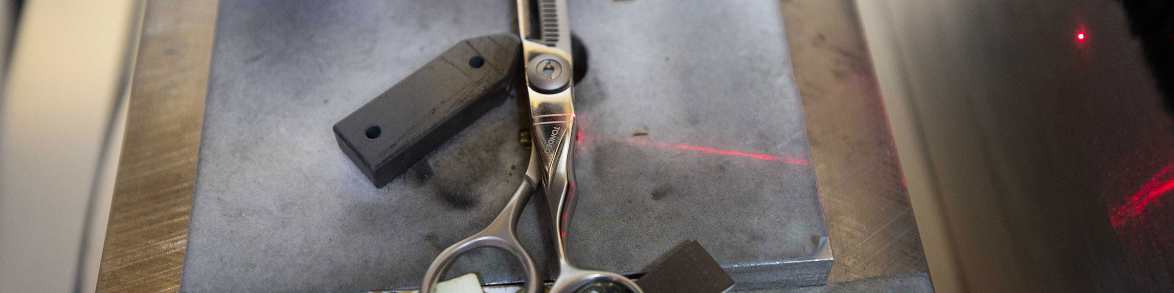 Hochwertige Friseurschere auf Werkbank