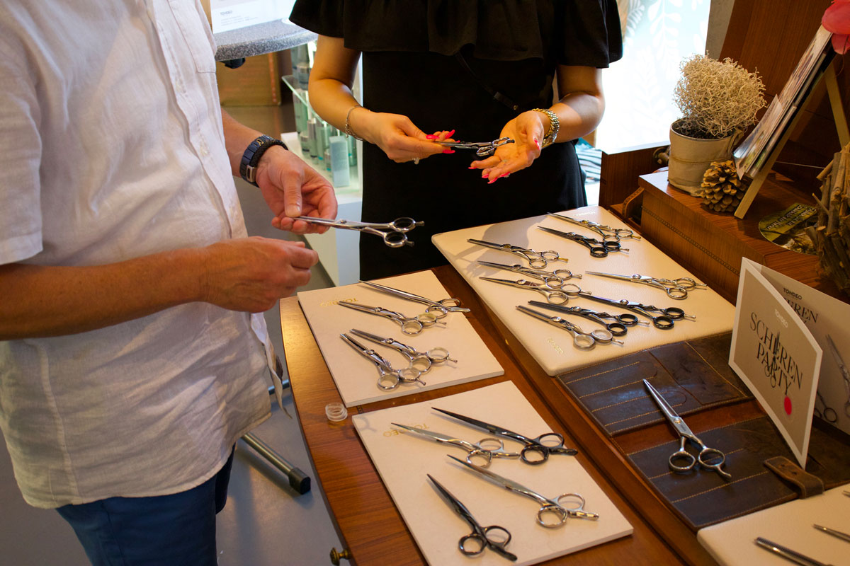 Hochwertige Friseurscheren werden ausgewählt