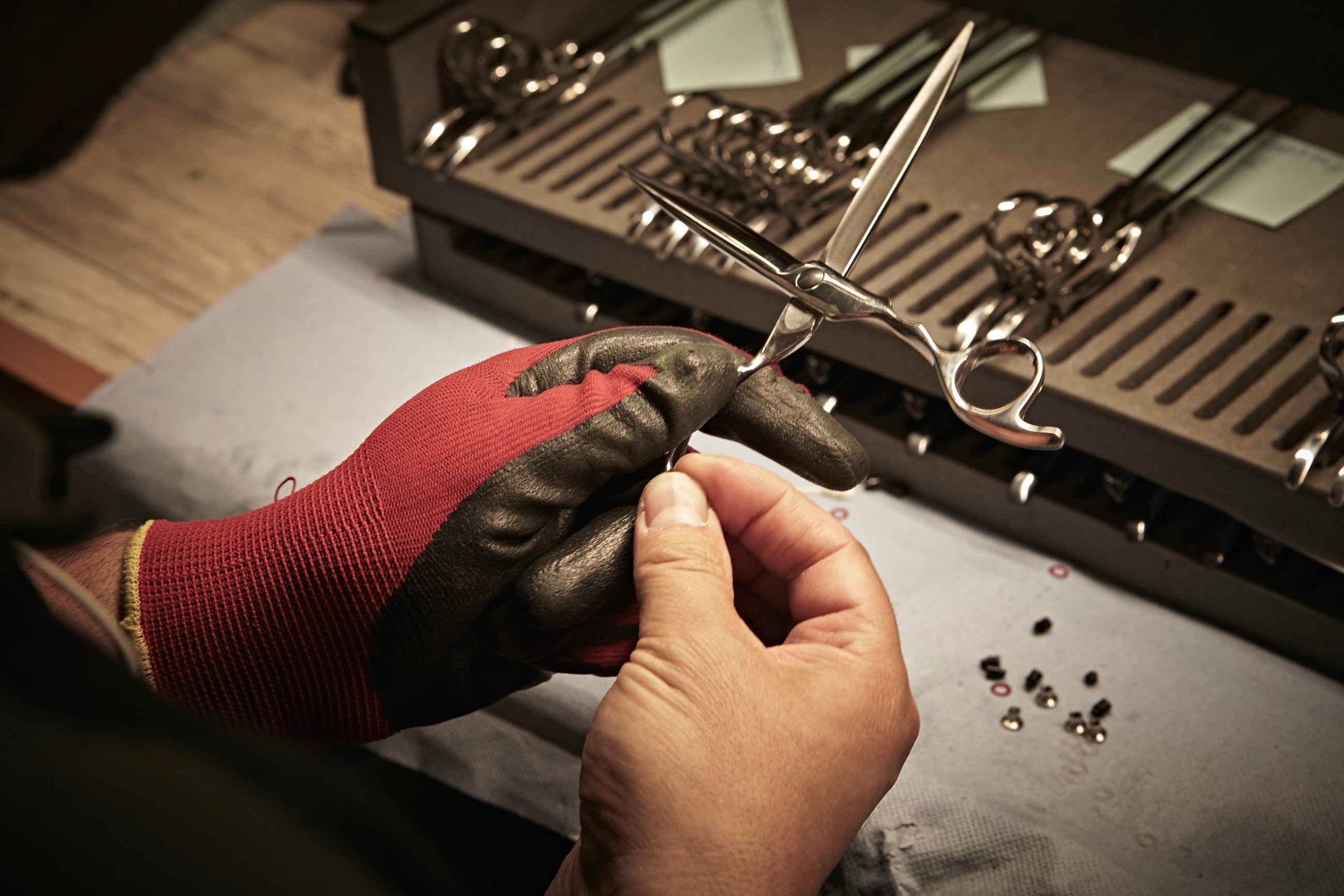 Hand hält hochwertige Friseurschere