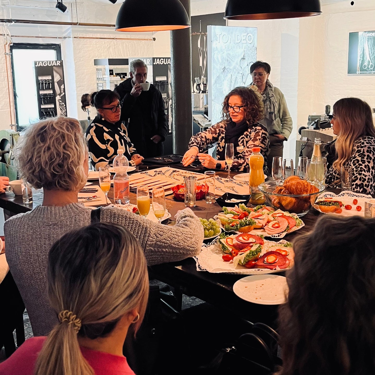 Friseure begutachten hochwertige Scheren