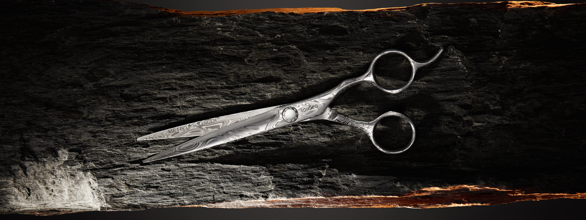 Hochwertige Friseurschere auf Stein