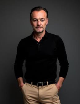 Mann in schwarzem Hemd stehend