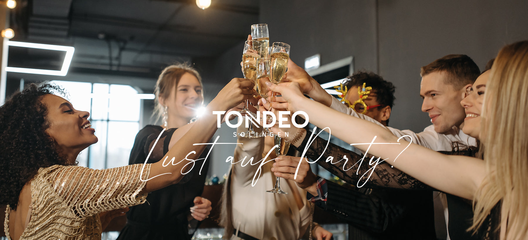 Friseure feiern mit Champagnergläsern