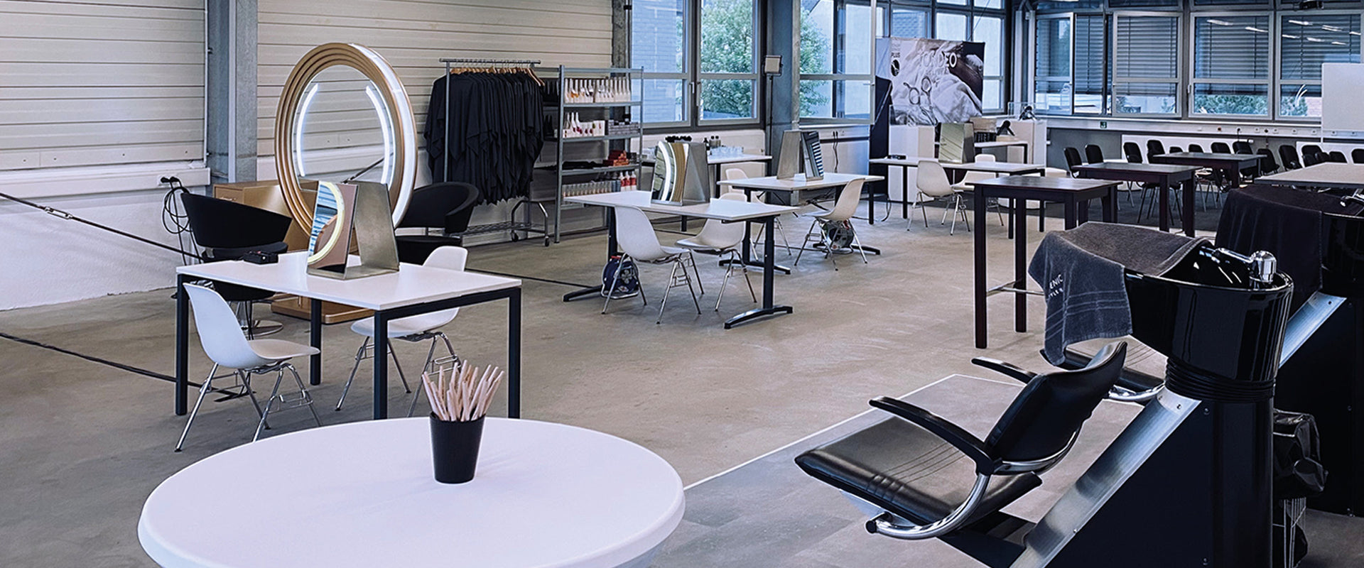 Moderno salone di parrucchiere con postazioni di lavoro