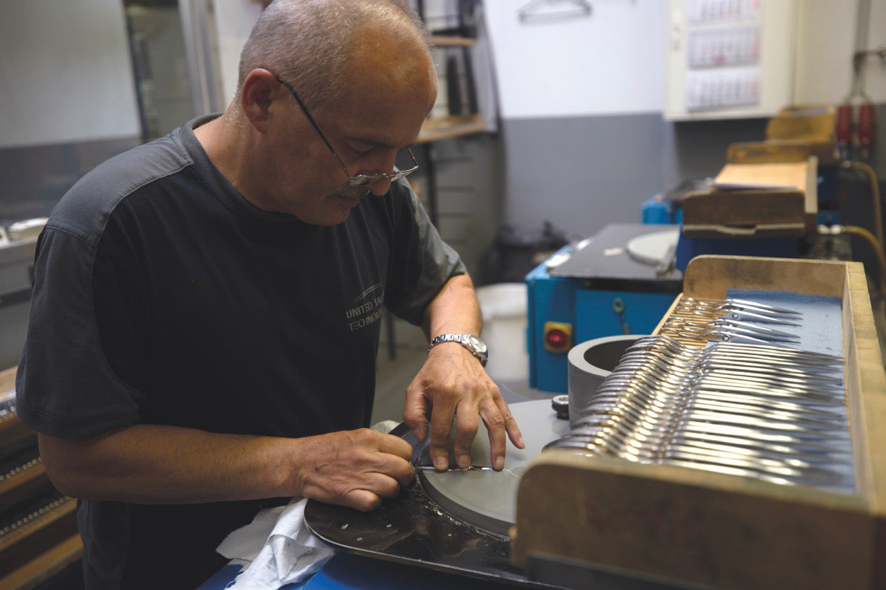 Handwerkliche Fertigung hochwertiger Friseurscheren