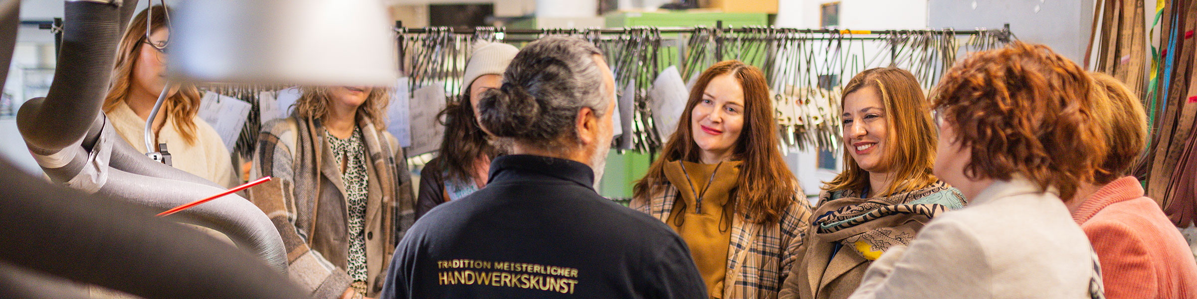 Gruppe besichtigt Friseurscheren-Manufaktur