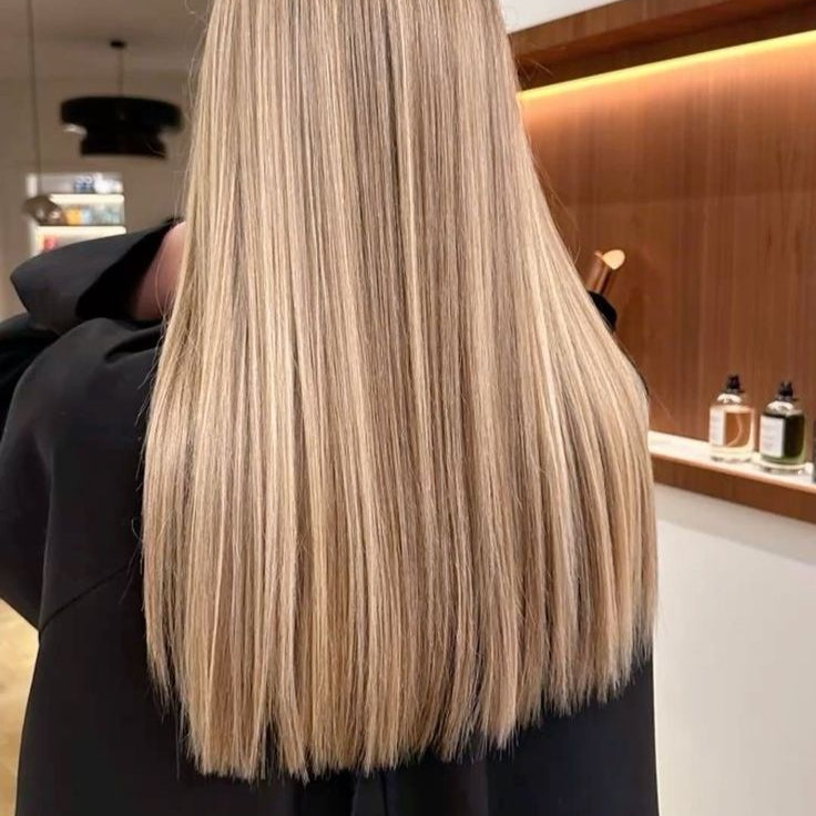 Glatt geschnittenes, blondes, gesundes Haar