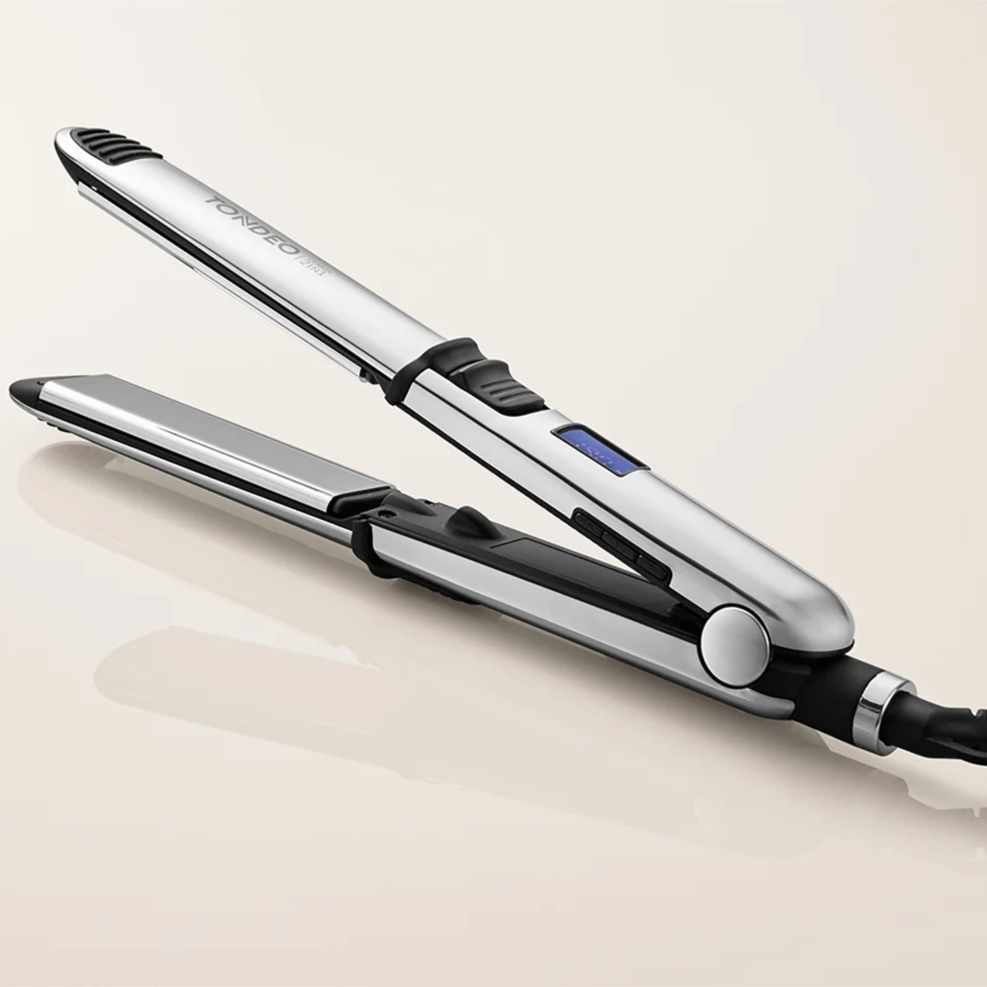 Plancha de pelo plateada brillante, primer plano