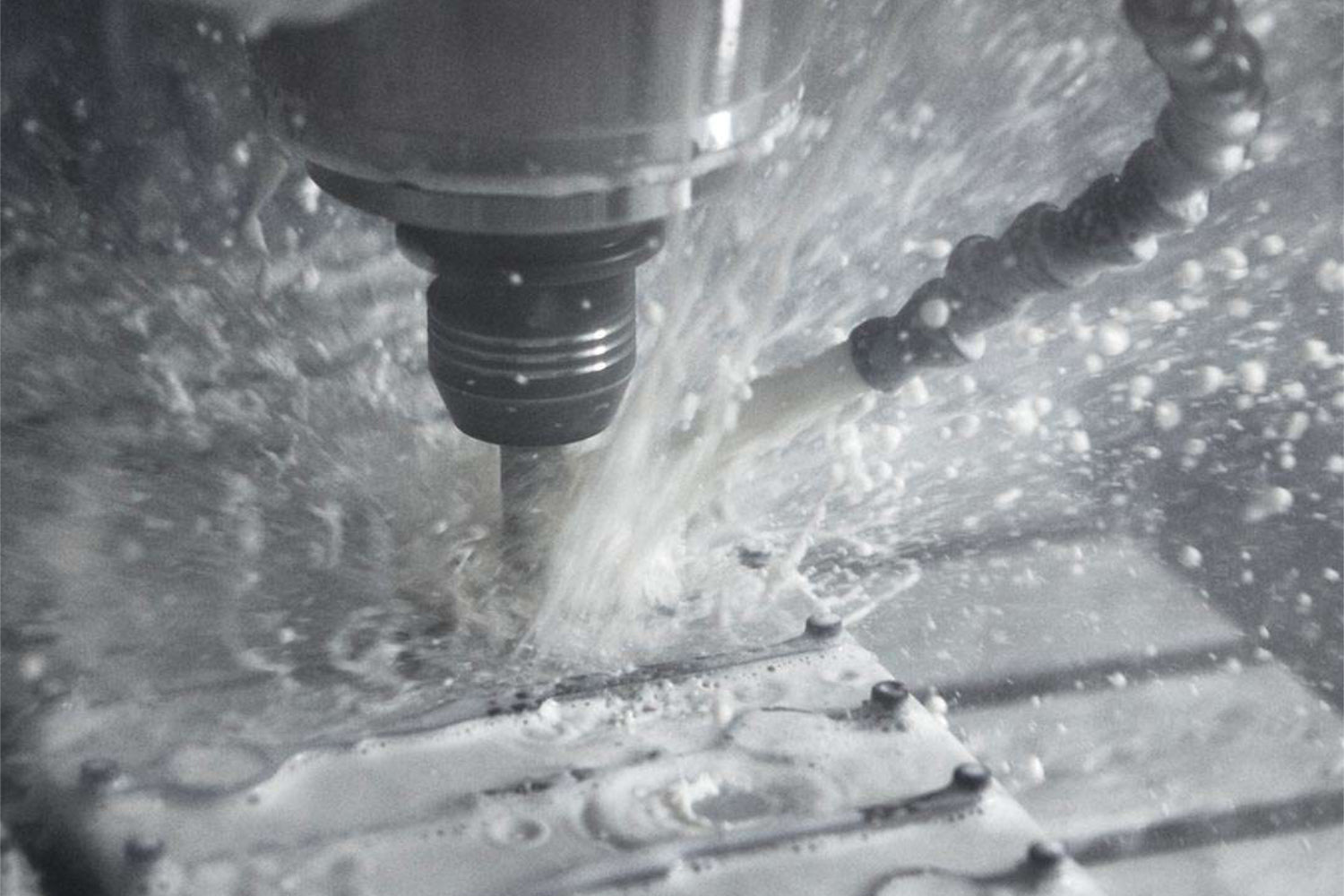 CNC-Fräse bearbeitet Scherenstahl