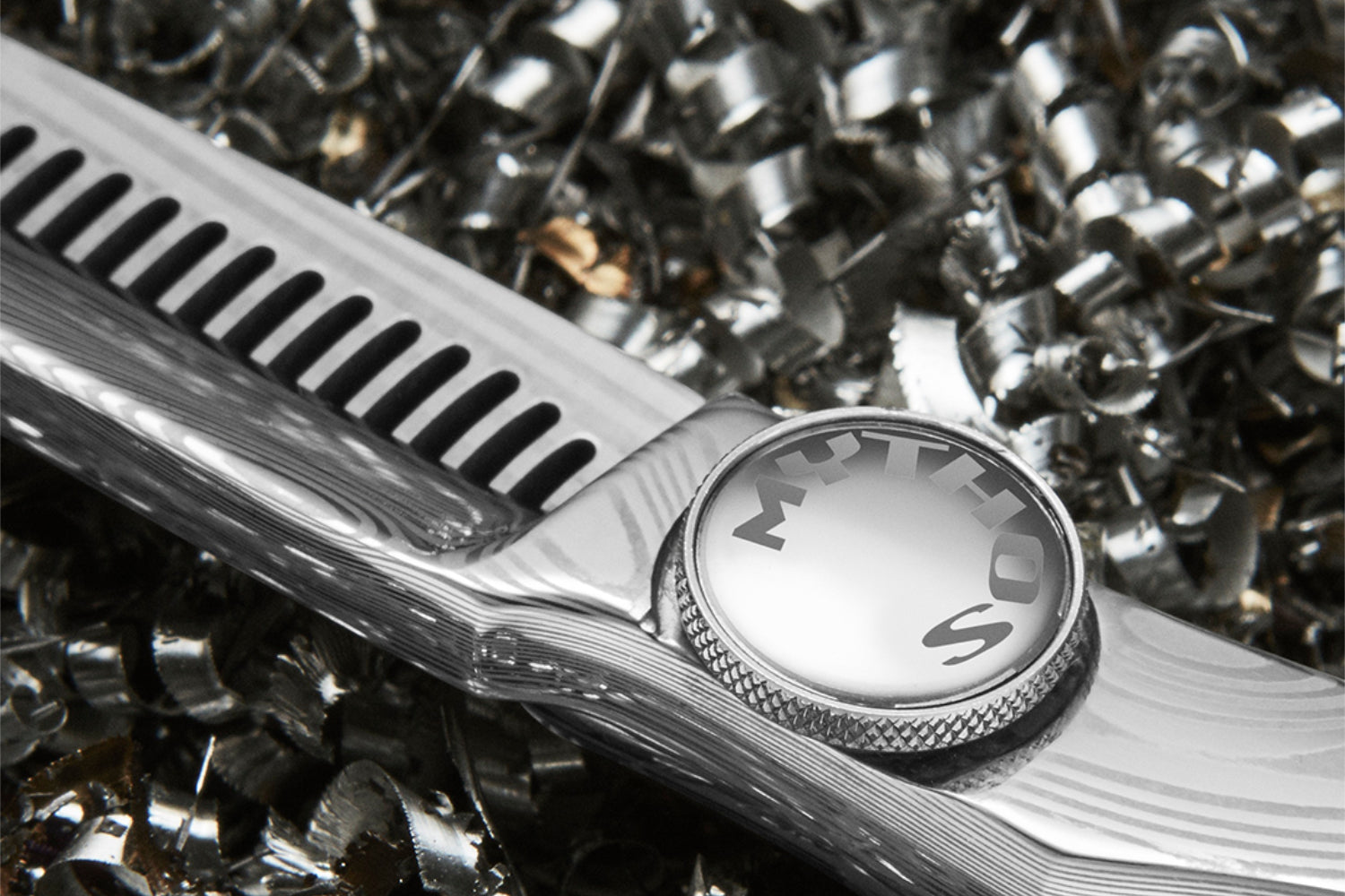 Friseurschere Detailaufnahme mit Metallspänen