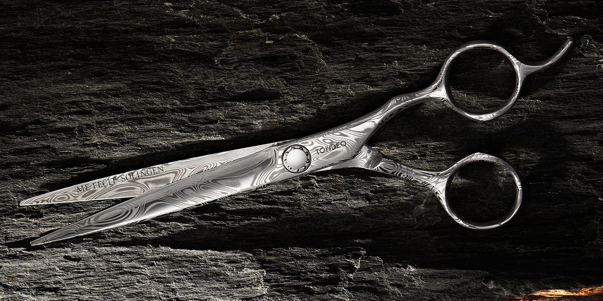 Hochwertige Friseurschere mit Muster.