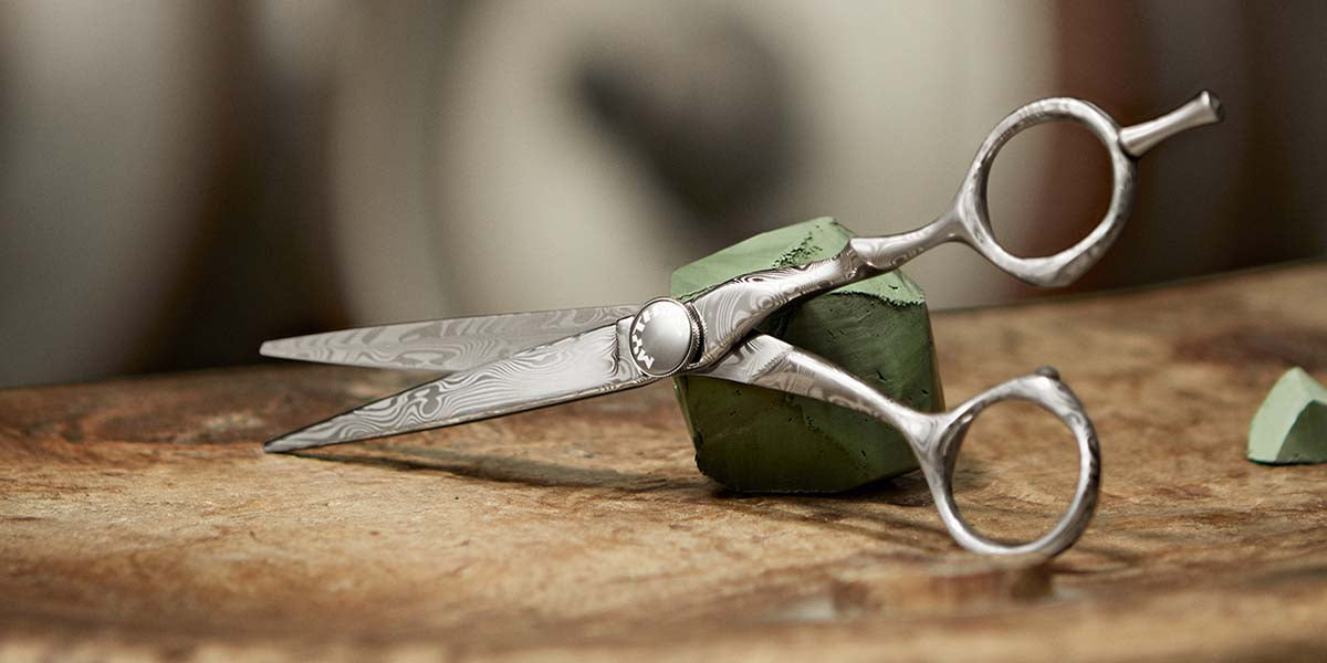 Friseurschere mit Damastmuster.