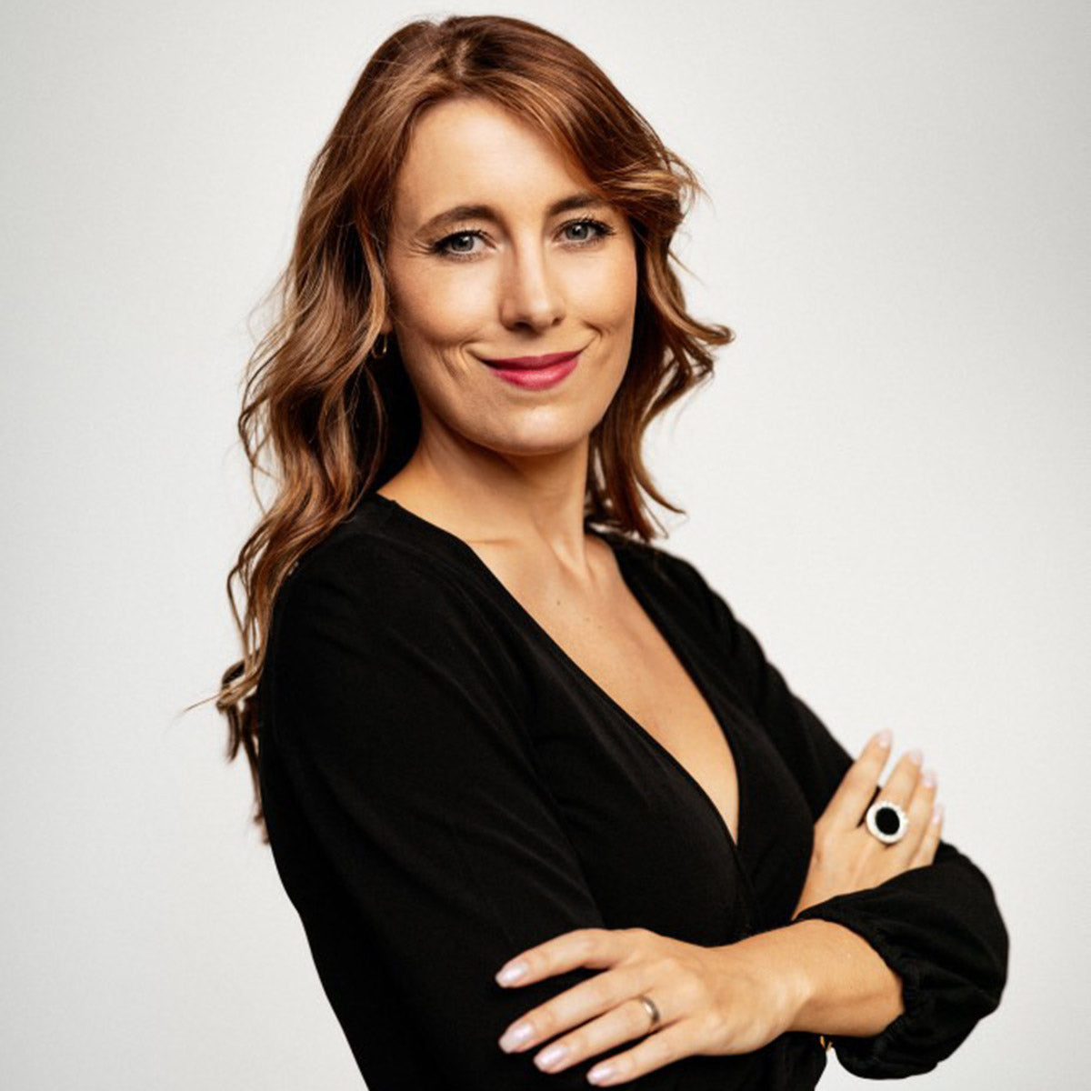 Mujer con cabello largo y peinado.