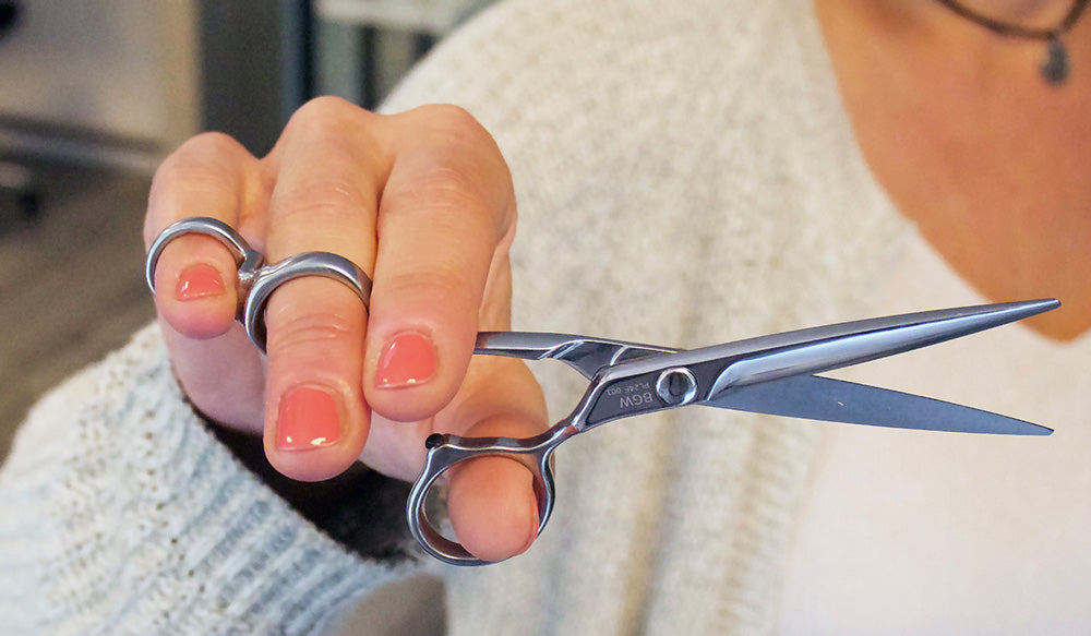 Hand hält hochwertige Friseurschere