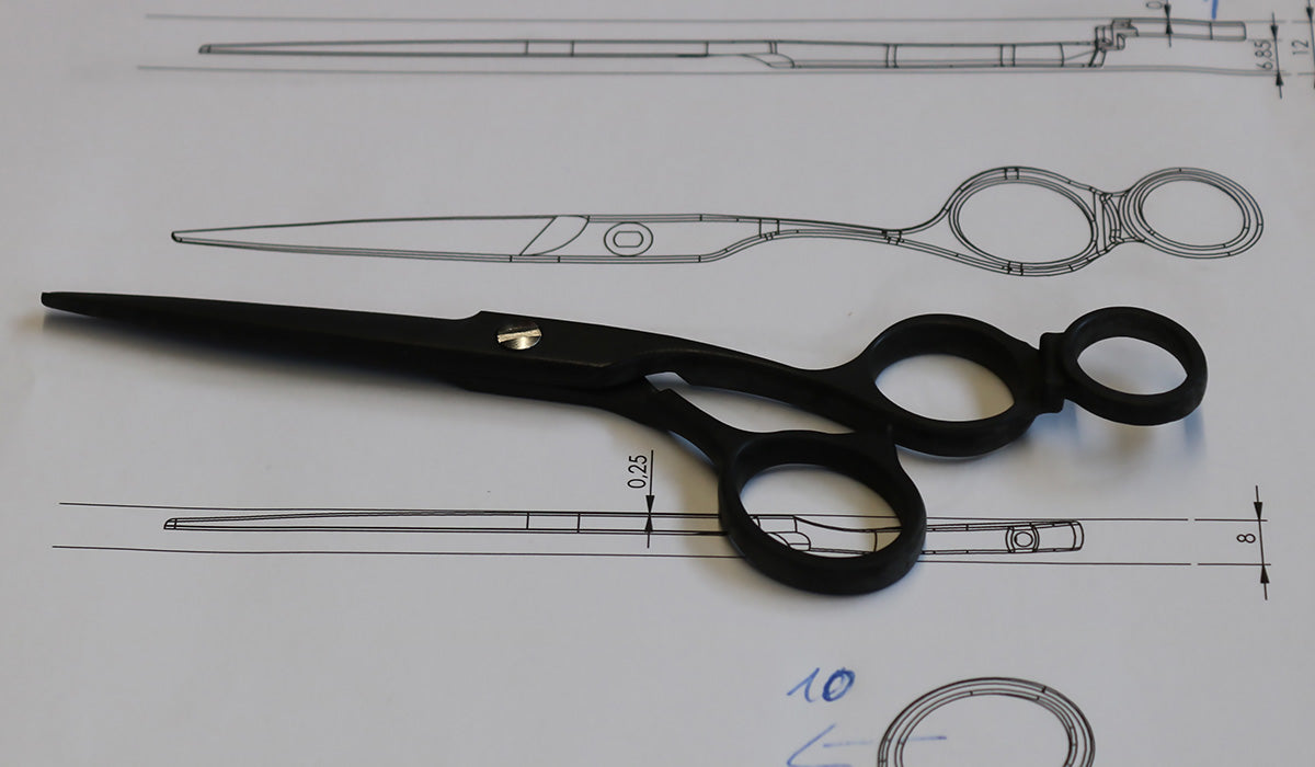 Schwarze Friseurschere auf Konstruktionszeichnung