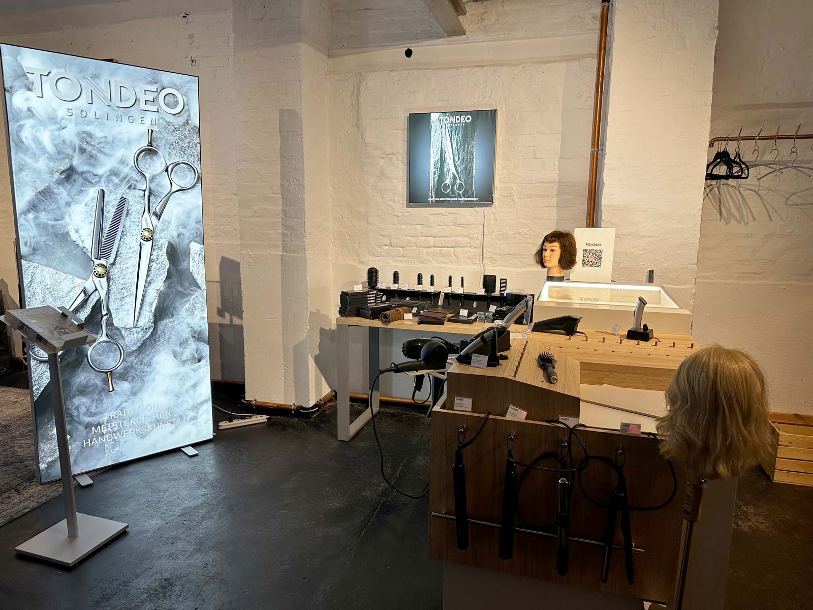Friseurscheren-Ausstellung mit Tondeo-Produkten