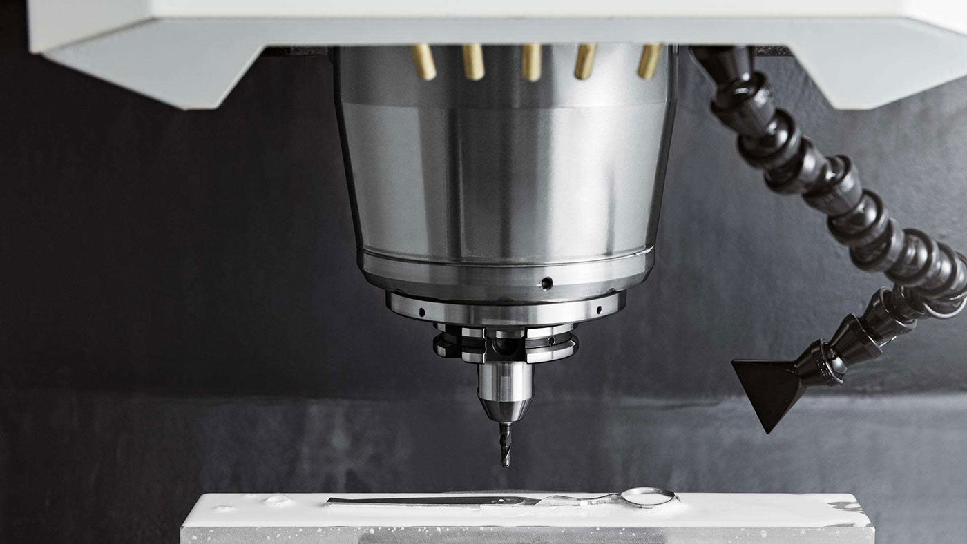 CNC-Maschine fertigt Friseurschere