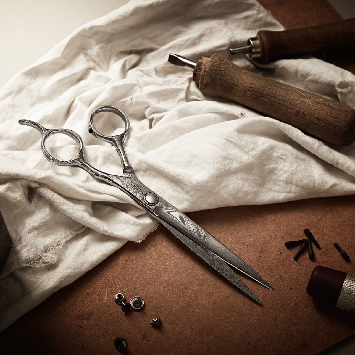 Hochwertige Friseurschere auf Werkbank
