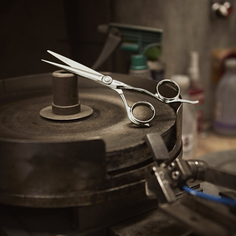 Hochwertige Friseurschere auf Schleifmaschine