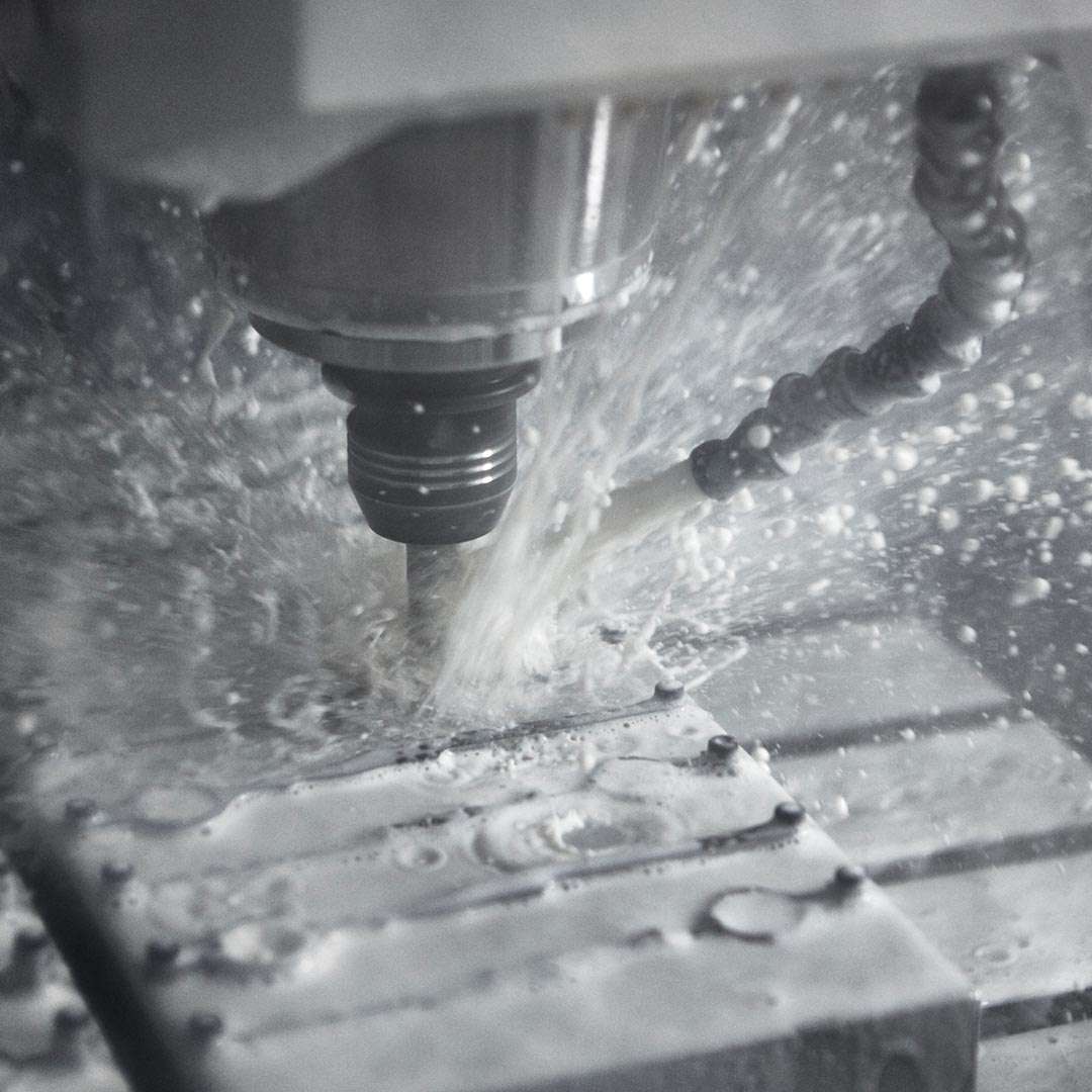 CNC-Maschine fertigt Friseurschere