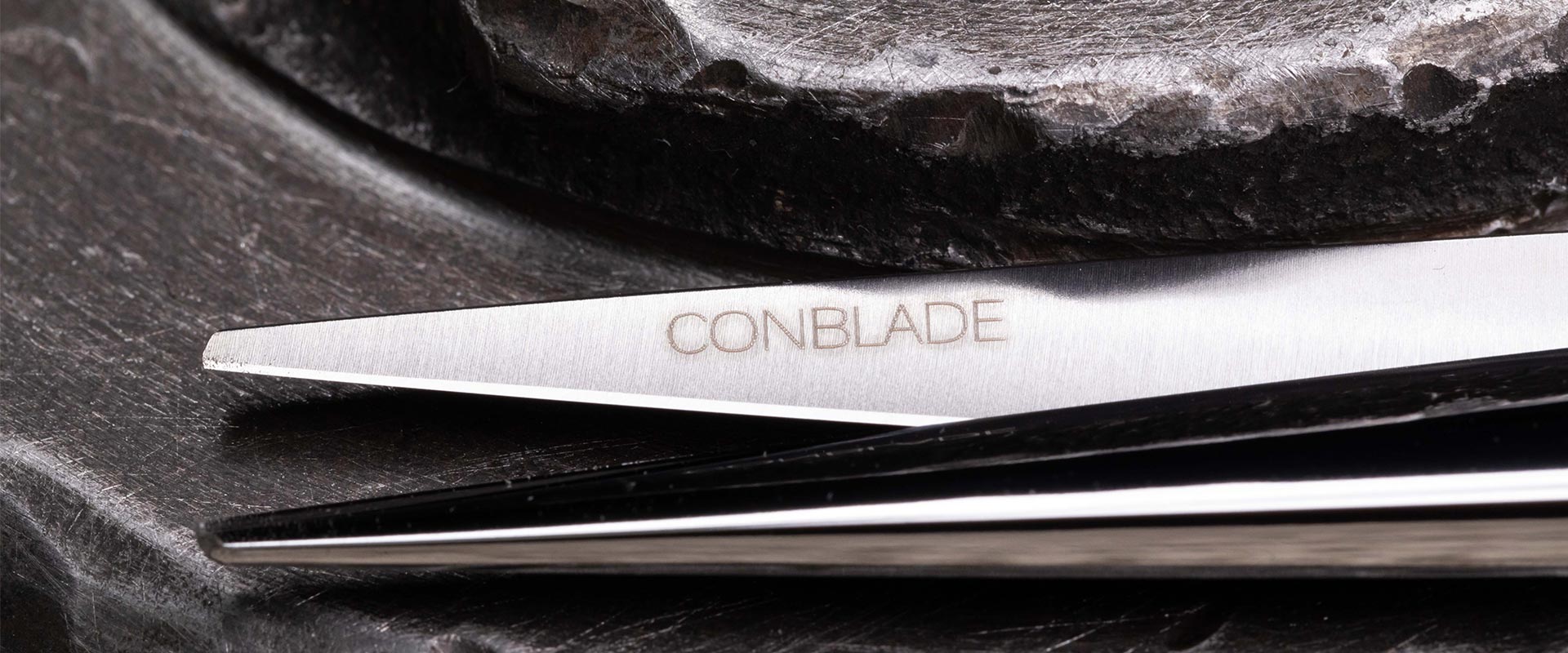 Zwei hochwertige Friseurscheren-Spitzen nahaufnahme