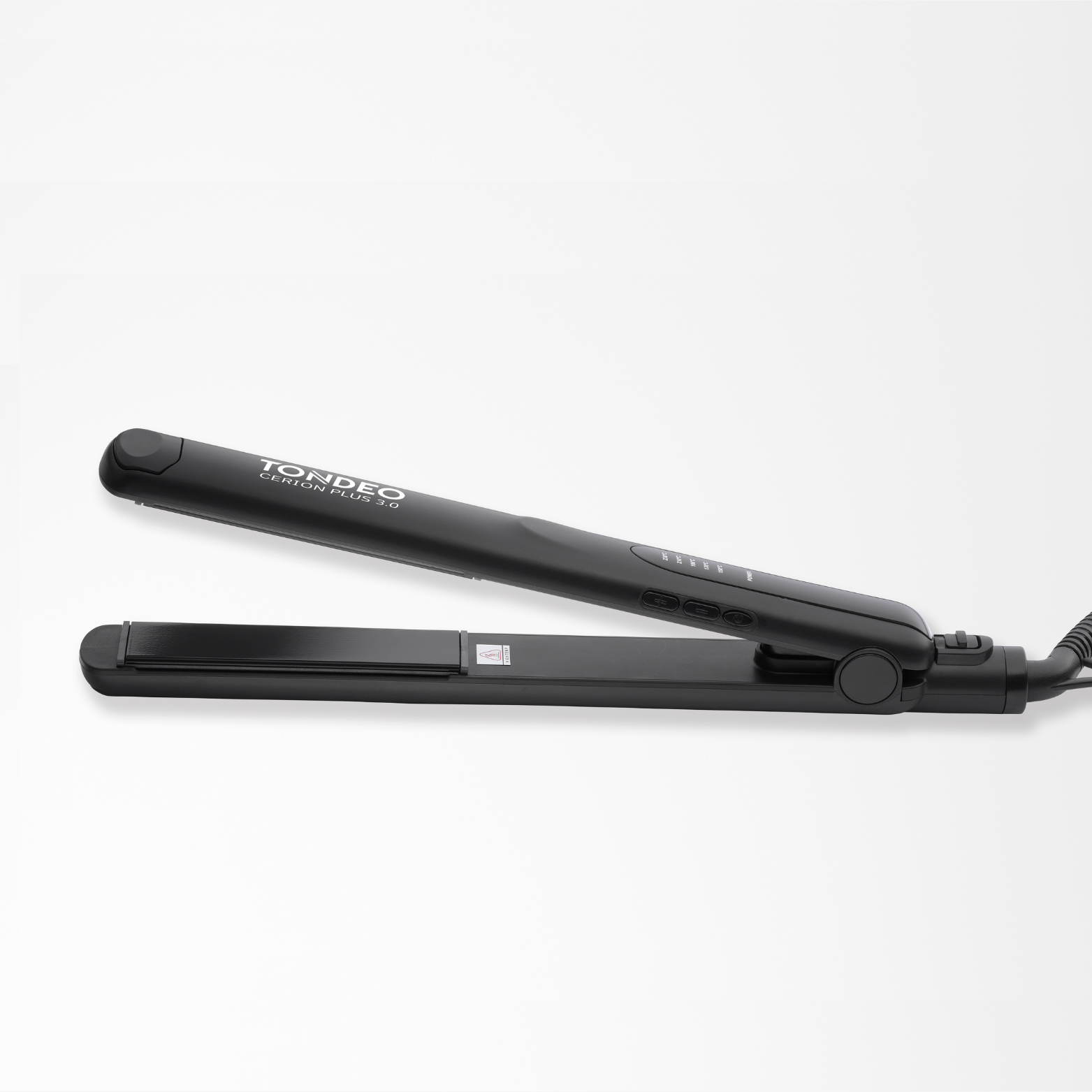 Glätteisen auf weißem Hintergrund