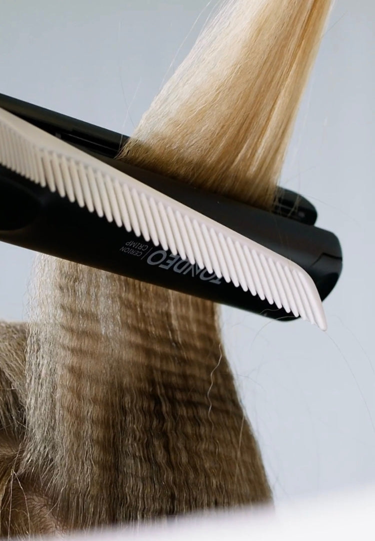 Professionelle Friseurschere schneidet blondes Haar