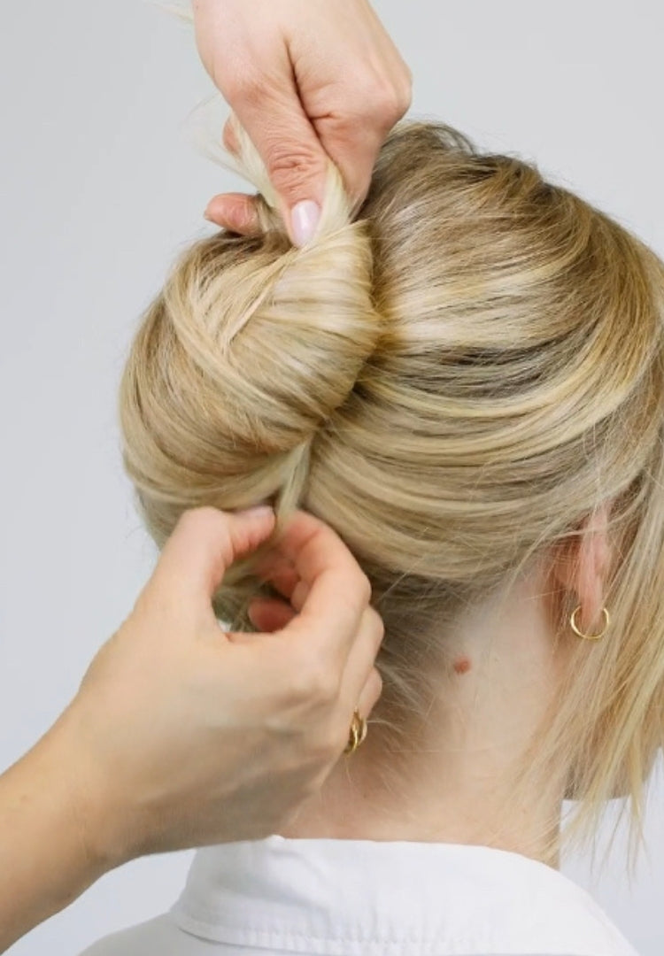 Haare werden kunstvoll hochgesteckt