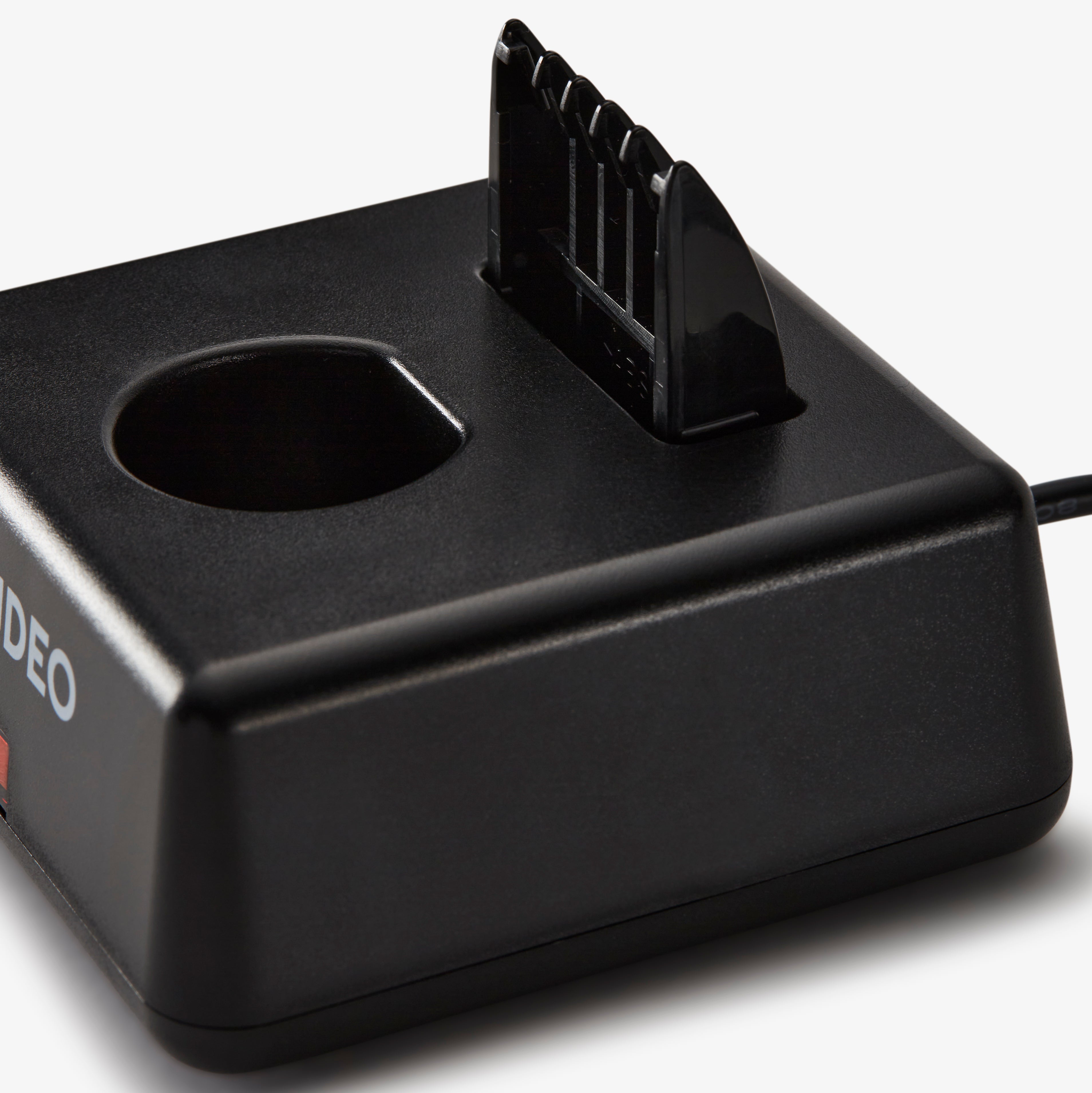 TONDEO Eco Plus silver Estación de carga y accesorio para cortapelos: cortapelos profesional inalámbrico con batería de larga duración, diseño ergonómico y gran potencia de corte para peluqueros y barberos.