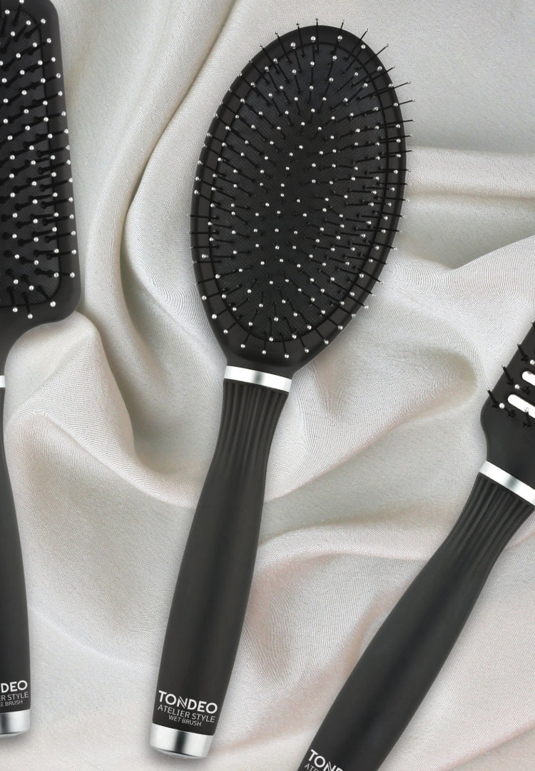 Schwarze Haarbürsten auf Stoff